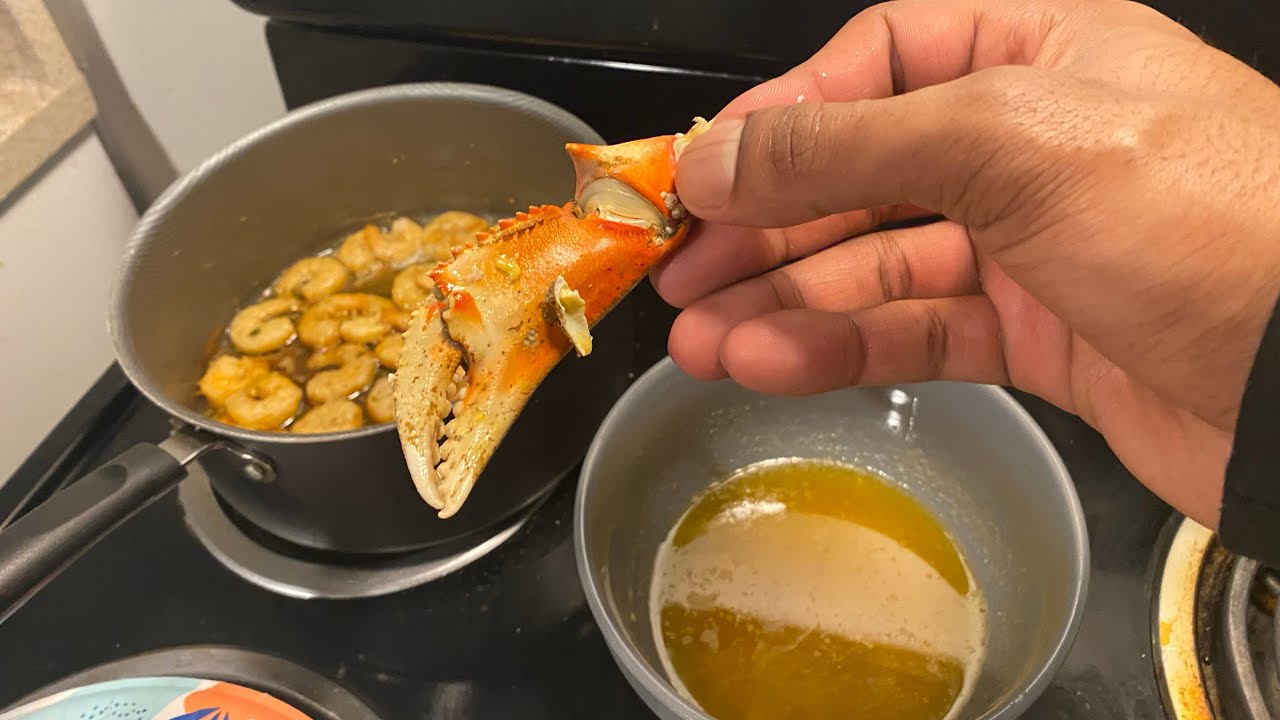 MY FIRST TIME COOKING A LIVE CRAB (Pretty Easy)!