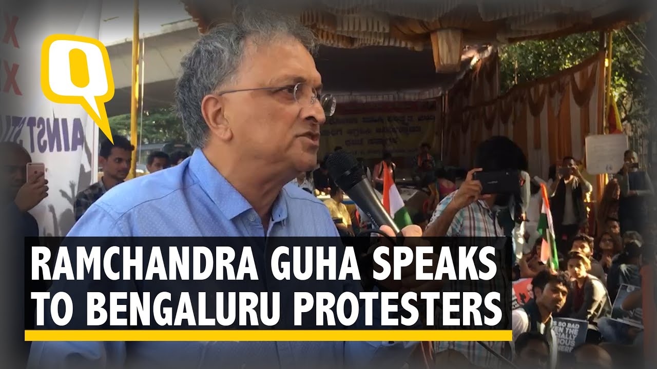 'Be Peaceful & Wary of Authoritarianism': Ramchandra Guha to Bengaluru Protesters | The Quint