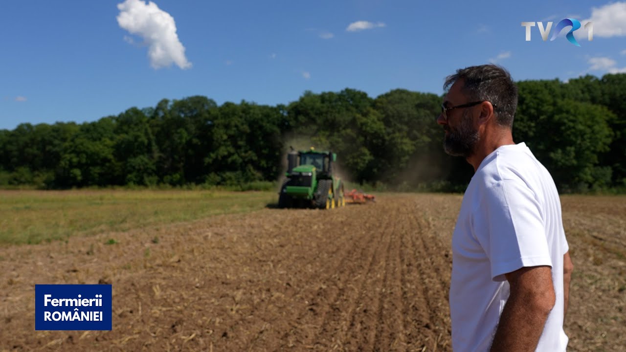 Fermierul Daniel Radu lucrează pământul cu un super-tractor șenilat