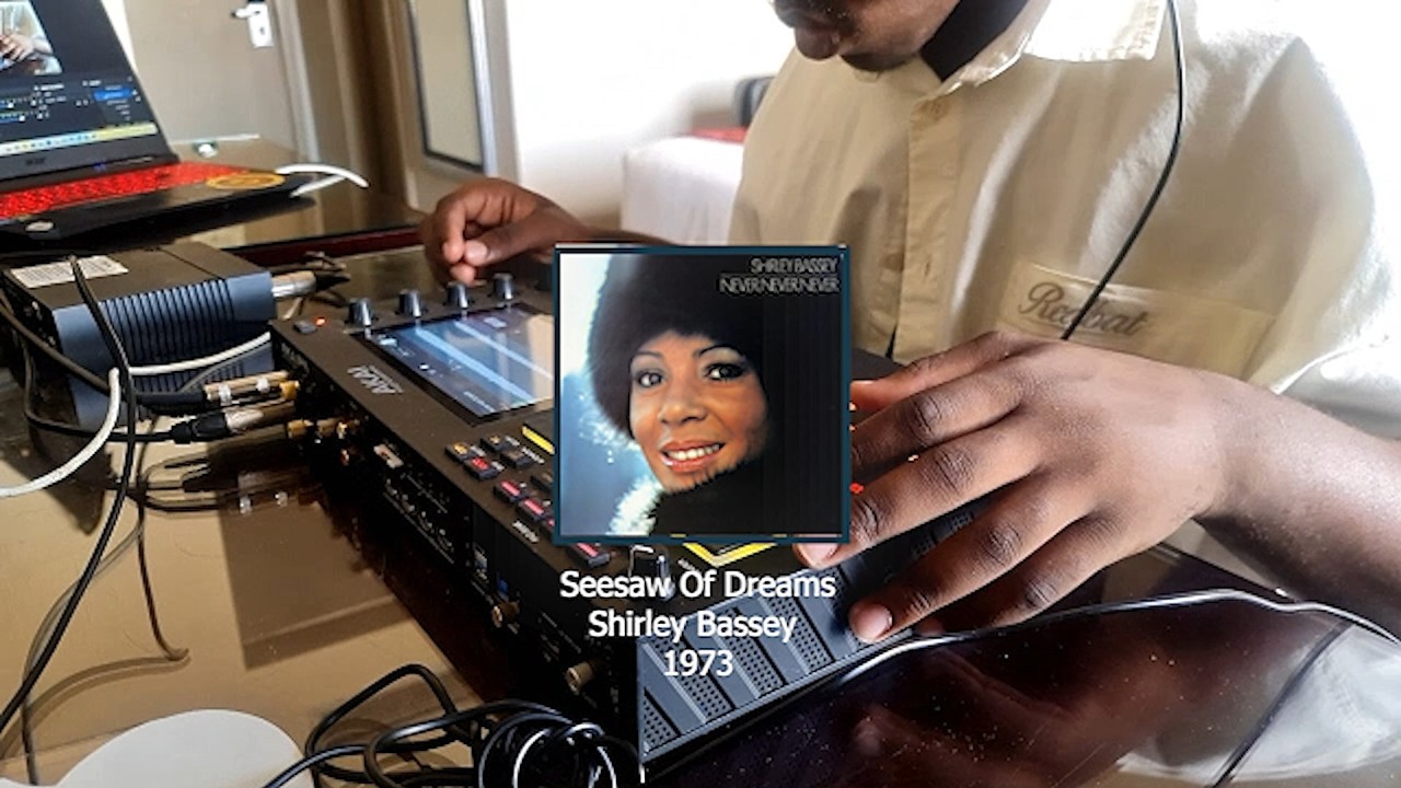 New Years Beat Cook Up: Sampling From Vinyl | AKAI MPC LIVE II