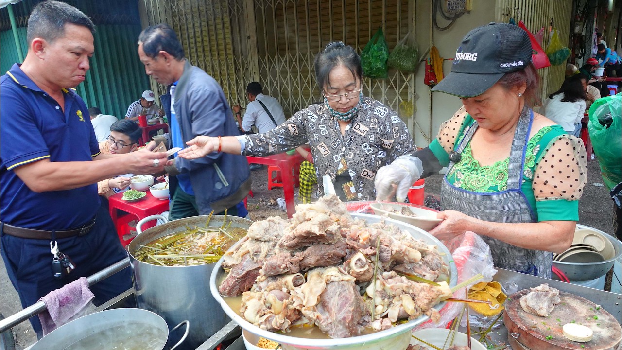 Sài Gòn muốn ăn bún bò giá bình dân nhiều thịt thì đến chỗ này sáng dọn hàng là khách ùa đến ăn