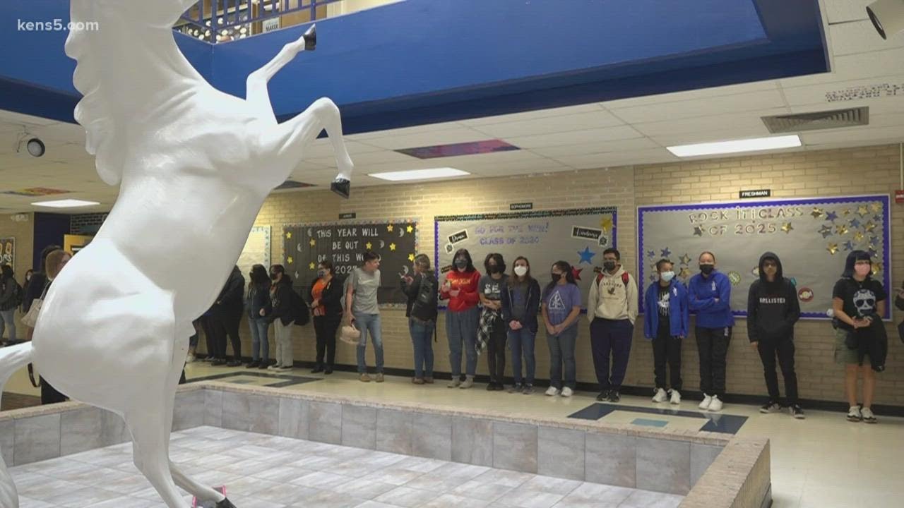 High school students, staff celebrate UTSA day by honoring dean, John Jay High School graduate