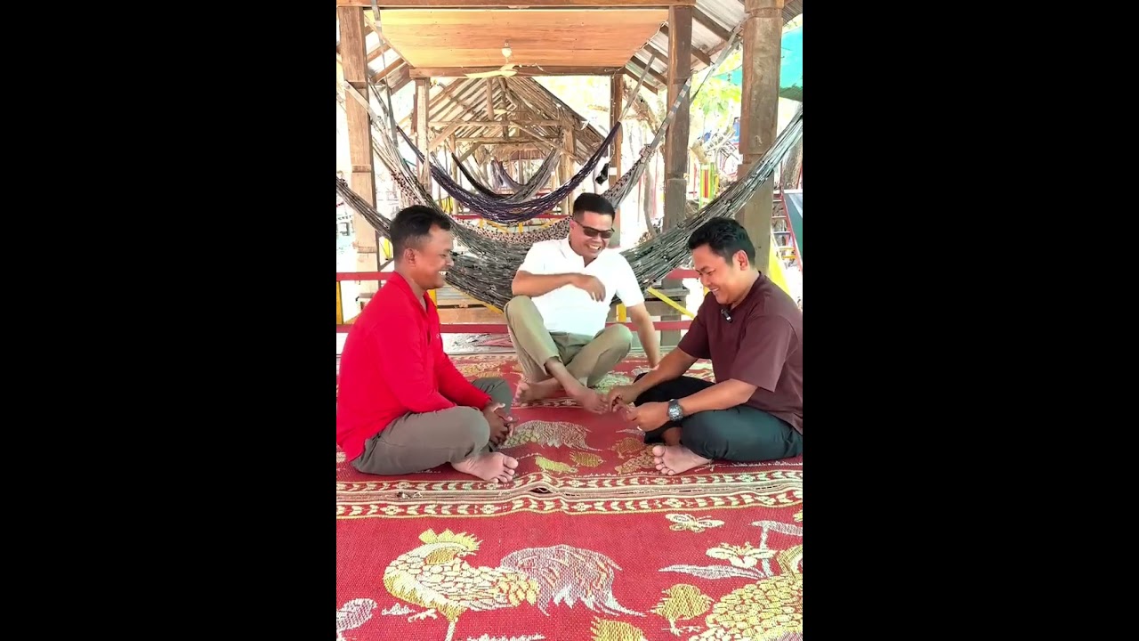 ពូសុខគាអង្គុយស្ដាប់ប៉ីពករួចពិចារណា