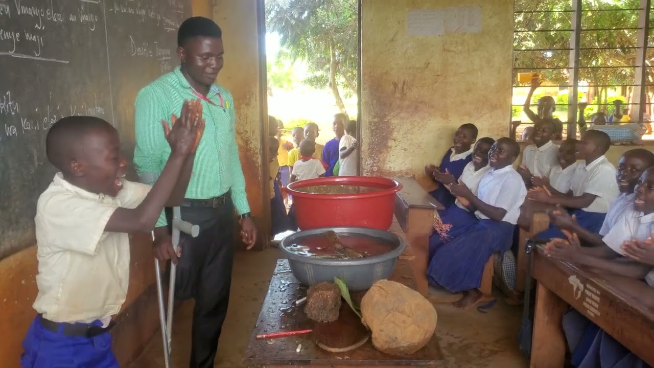 TAZAMA MWANAFUNZI WA TEACHER YUFRESH AKIFANYA MAJARIBIO YA KISAYANSI KWA KUTUMIA WIMBO + VITENDO.💪