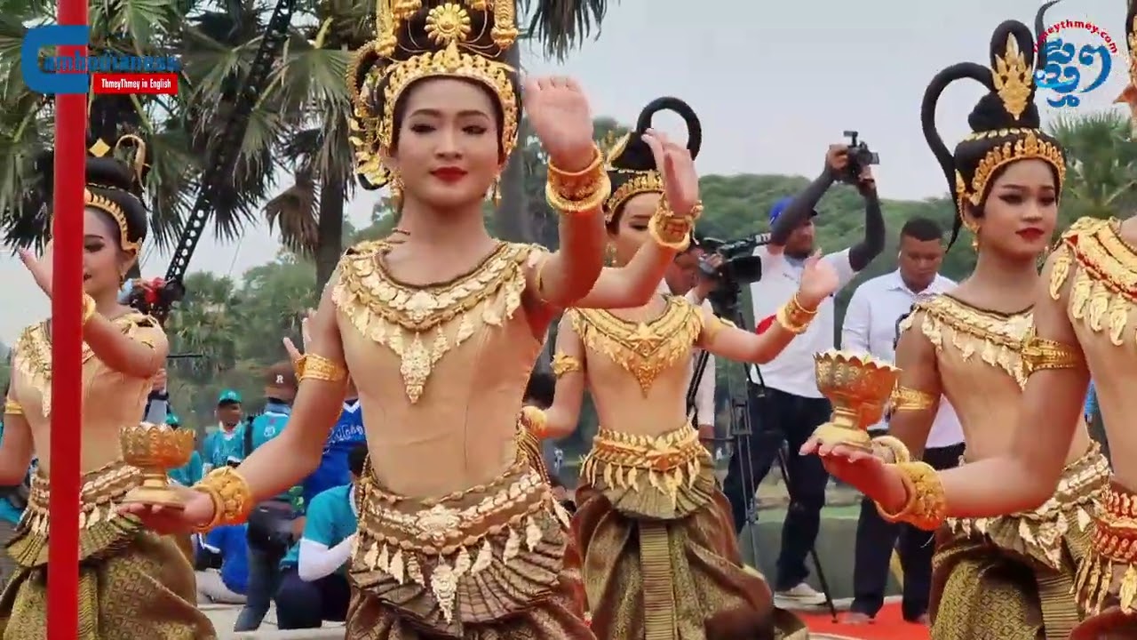 ការរាំរបាំបួងសួងក្នុងពិធីបួងសួងសុំសេចក្ដីសុខនៅឯក្តារបែននៃប្រាសាទអង្គរវត្តនាព្រឹកថ្ងៃទី១៣ ខែមេសា
