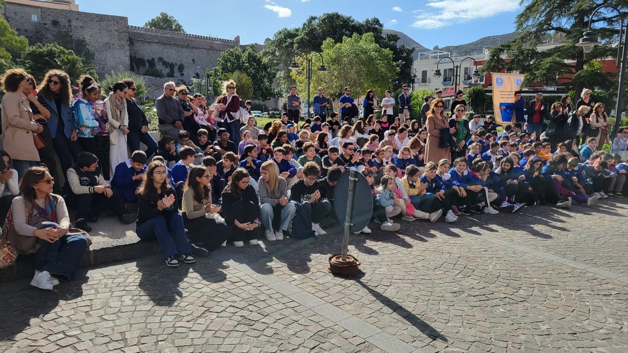 4 novembre 2025 a Lipari: Momenti della cerimonia a Piazza Mazzini