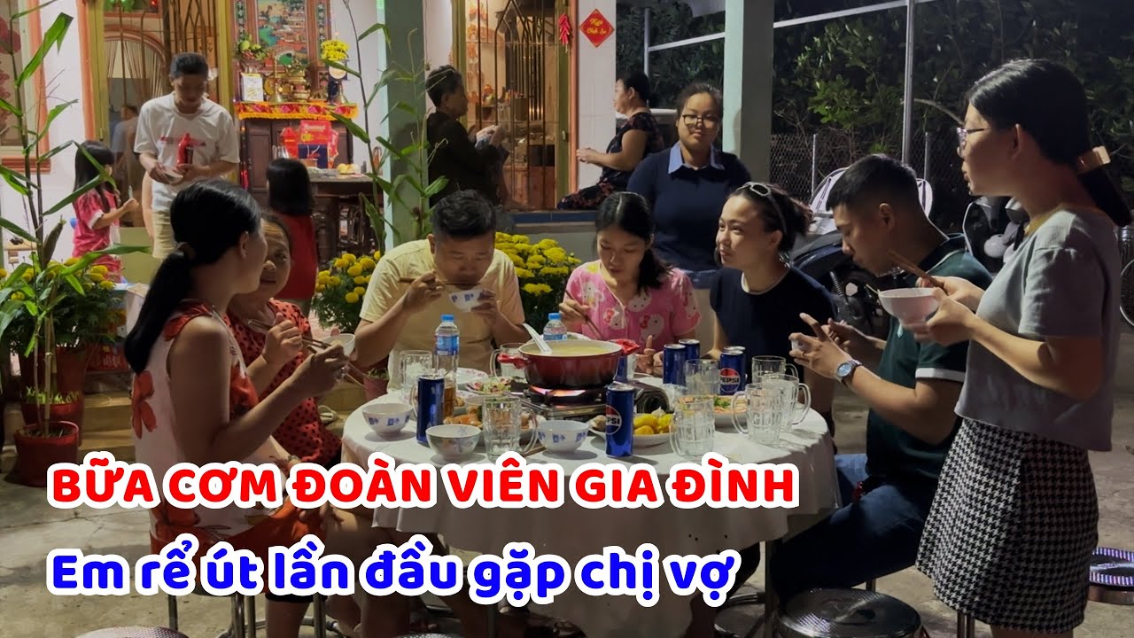 Mâm cơm gia đình năm nay có thêm em rễ út,  đông đủ nhưng thiếu mỗi chàng rễ Brazil