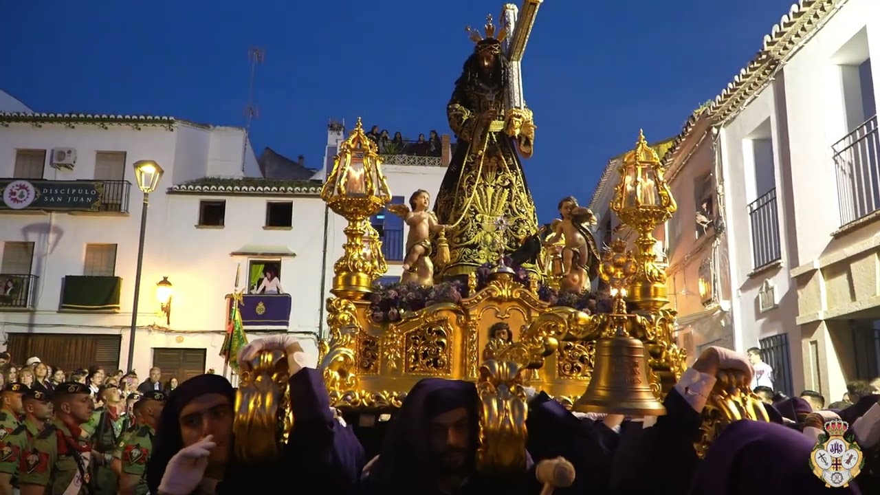 Señor de las torres a su paso por la plaza baja