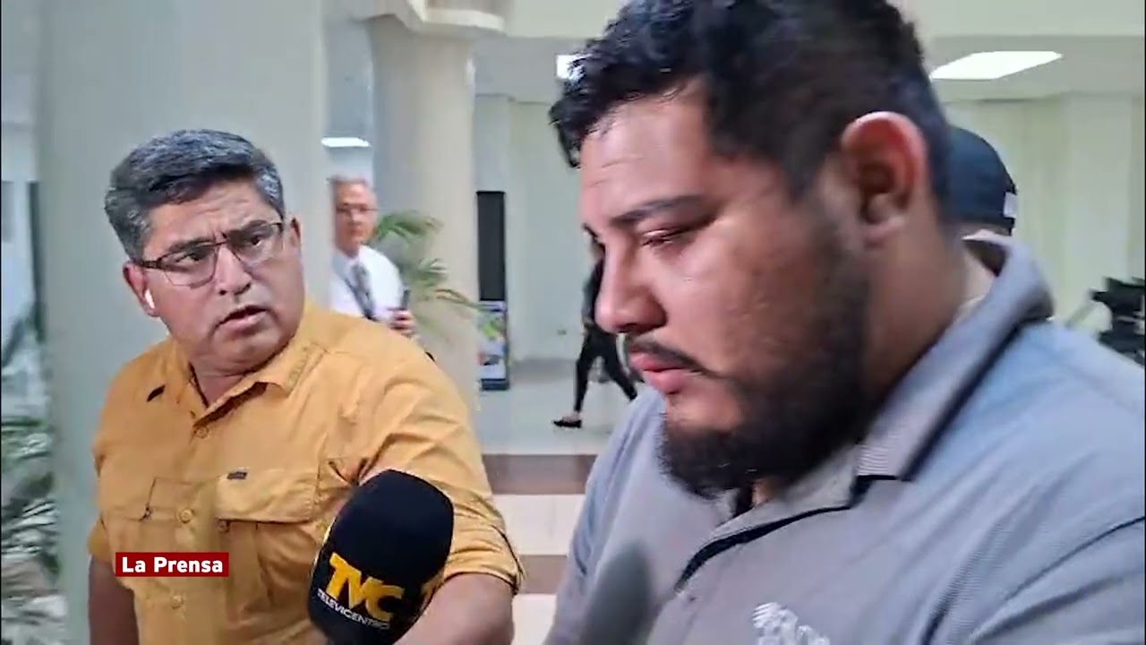 Llorando llega a los juzgados vinculado al crimen del abogado René Altamirano
