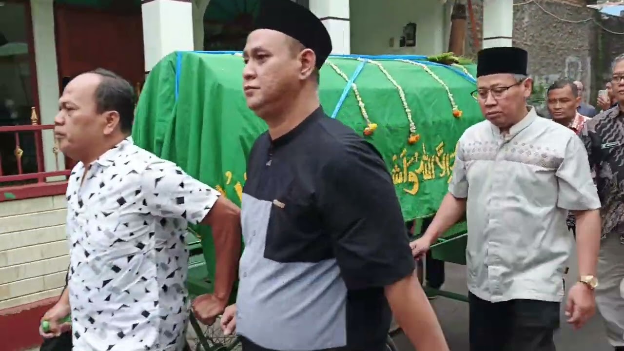 Pemakaman Ayahanda Pa Ateng Deputi Bidang Statistik Sosial BPS RI di Cirebon