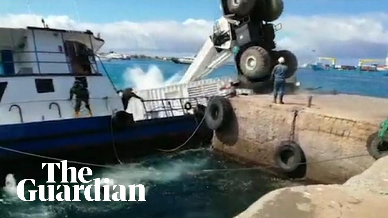 Barge loaded with 2,000 litres of diesel sinks in the Gal&aacute;pagos
