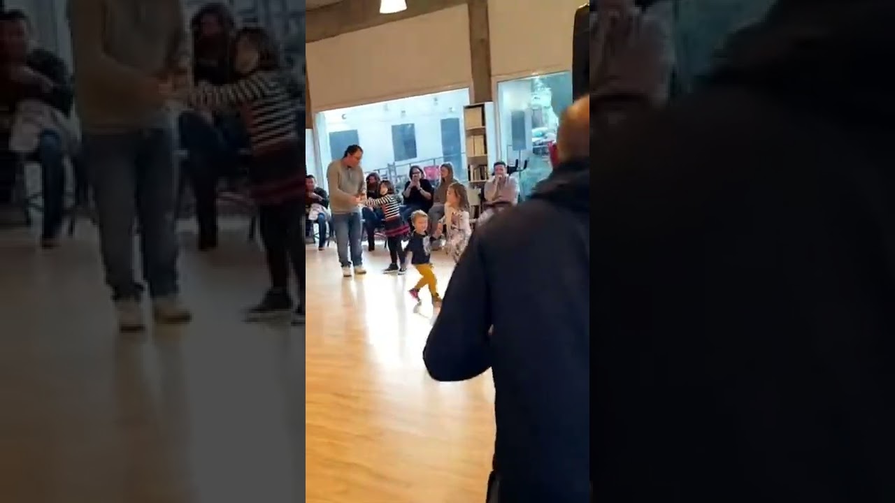 Un petonet i canvi de parella! 🕺💃🎵🎉 #animaci&oacute; #infantil