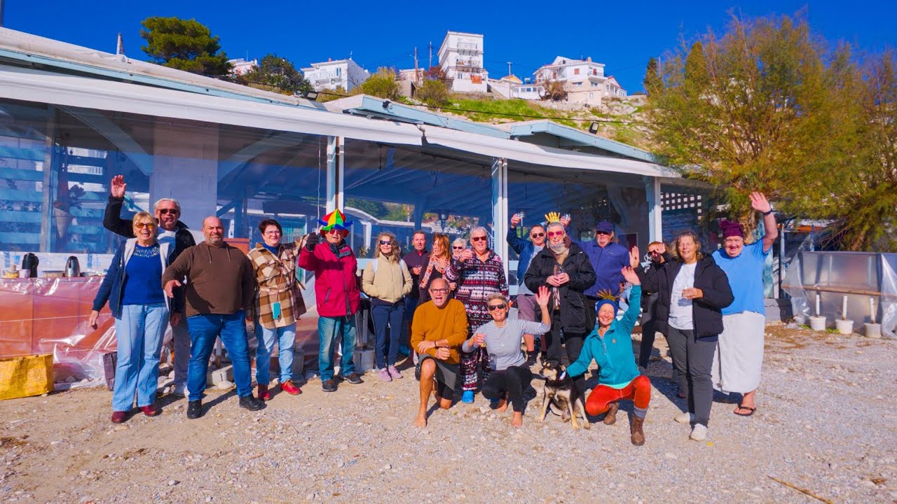 Τρελόπαρέα κολυμπάει την πρώτη μέρα του 2025 Σάμος.Crazy friends swim first day of 2025 Samos Greece