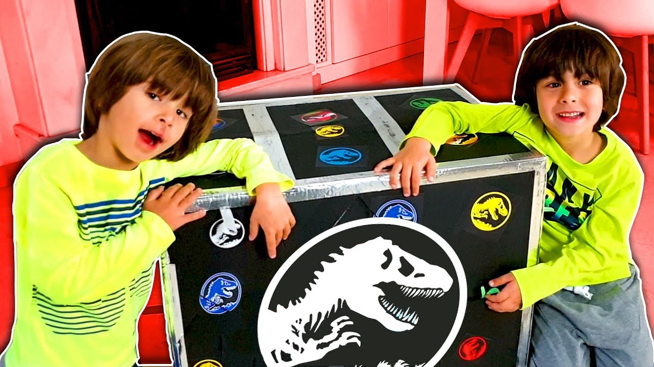 12 SORPRESAS ÉPICAS en la CAJA MISTERIOSA de Jurassic World 🦕 ¡Dani y Evan alucinan!