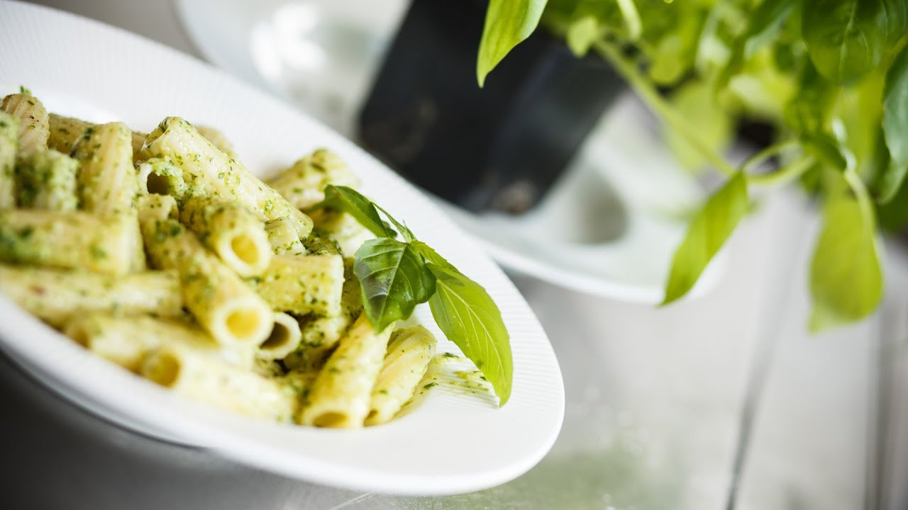 Pesto z zielonej bazylii - Akademia Kurta Schellera