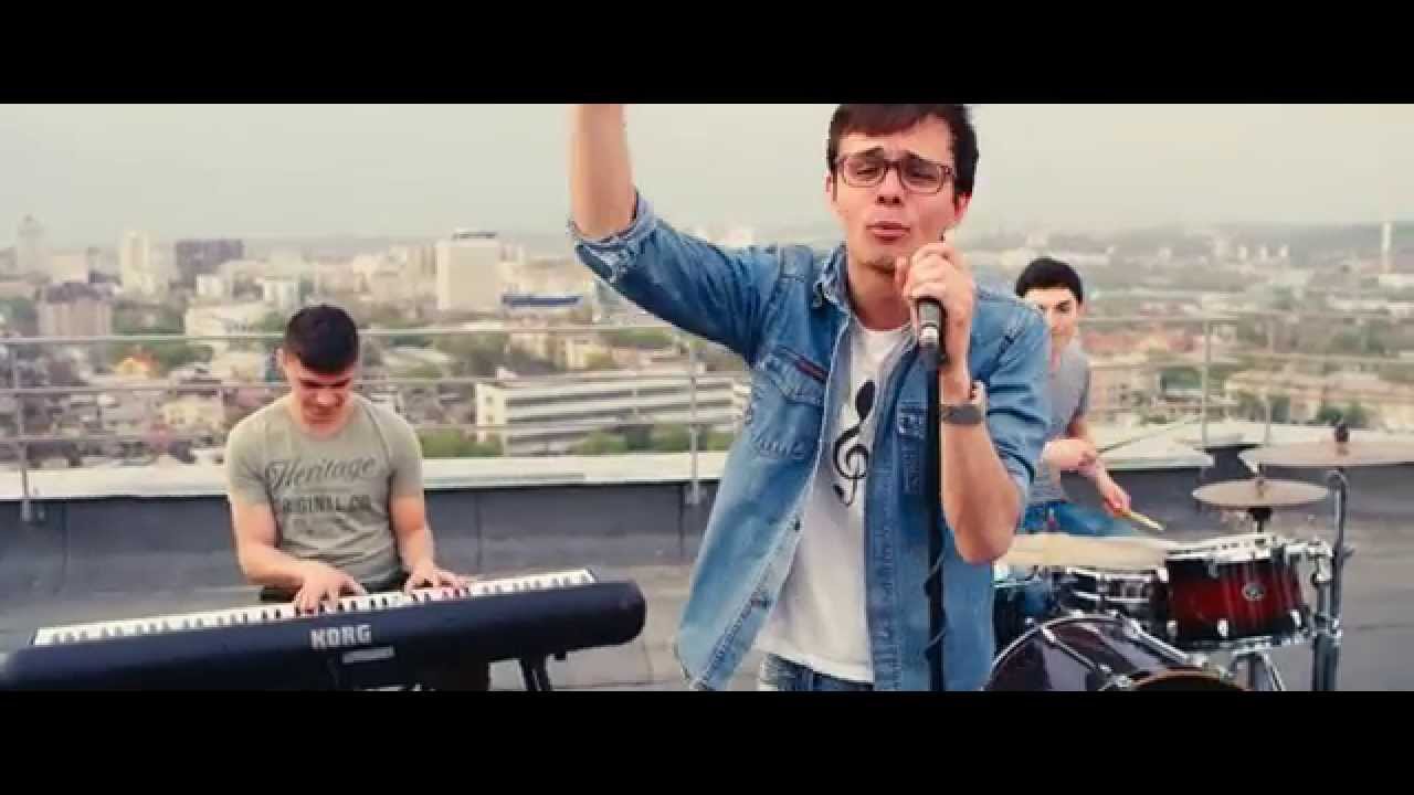 Camera 107 - E frumos timpul afara (Official Video)