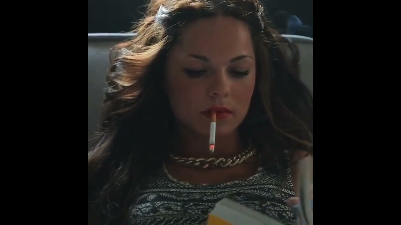 beautiful smoking girl 🚬😍/smoking girl🙋&zwj;♀️/ #ytshort #shorts  #smokingfetish  #smokinggirl