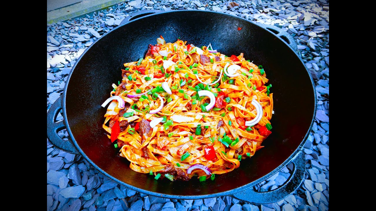 Lagman / Nudelgericht, gebraten - ein 1000 Jahre altes Seidenstraße Gericht. Kazan, Dutch Oven.
