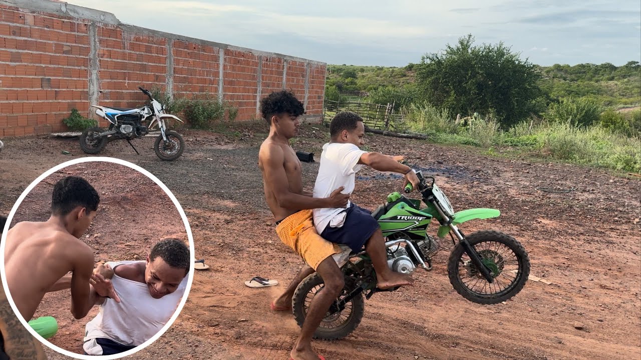 ANÃO PEGA A MOTO DO BRUTINHO ESCONDID0 E O PI0R ACONTECE