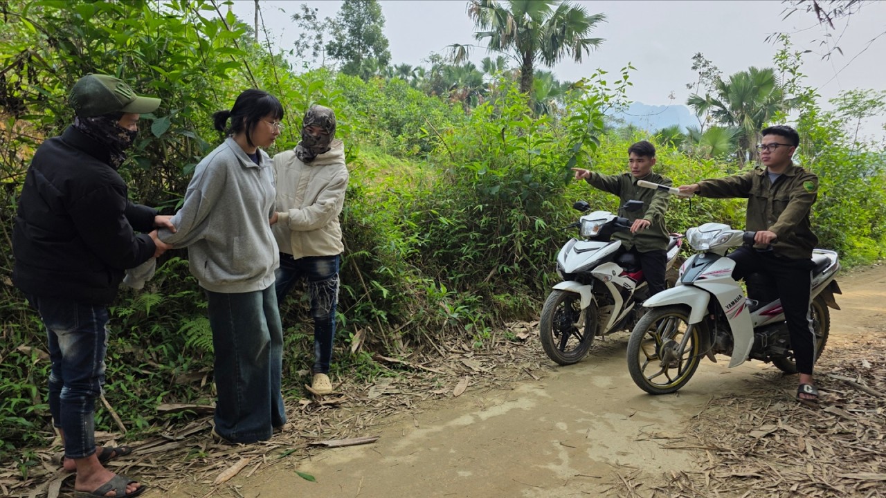 Police caught two young men red-handed while they were kidnapping a girl to sell her abroad.