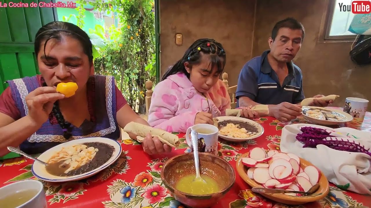 En un dia lluvioso echo tortillas y las difrutamos con una sopa caldosa y quelites
