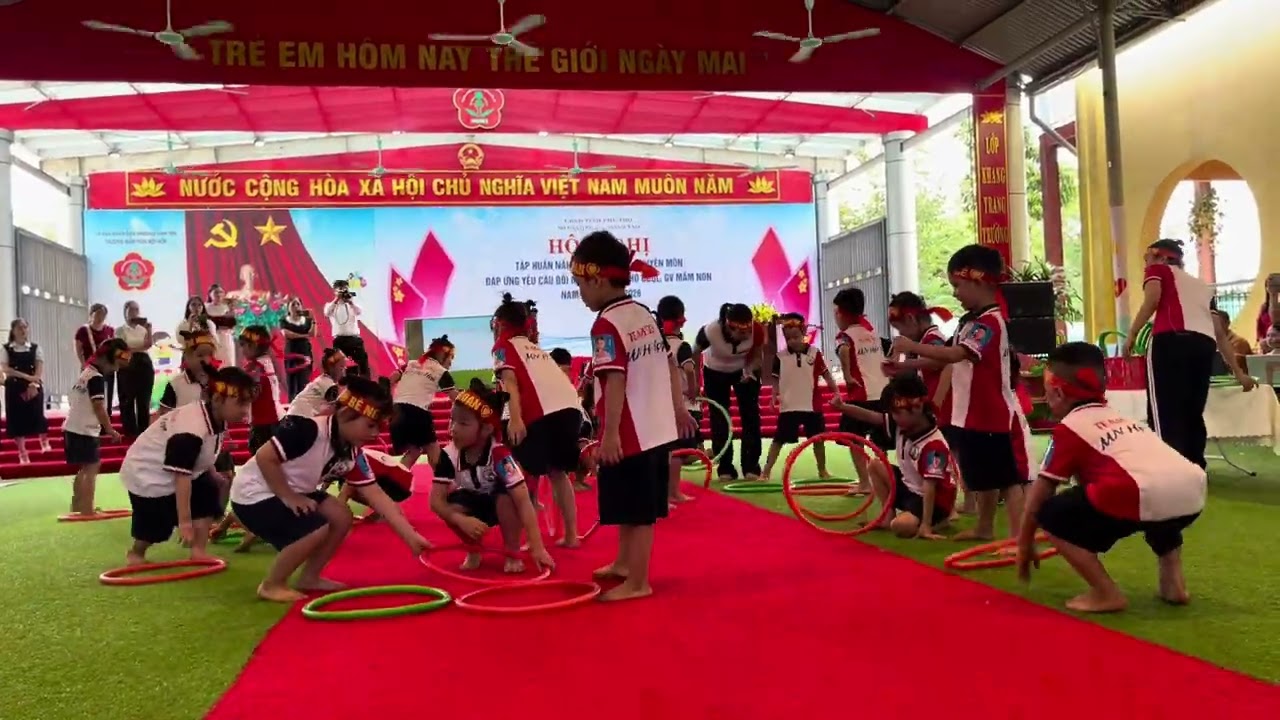 Tiết dạy PTTC bật chụm tách chân qua 7 ô