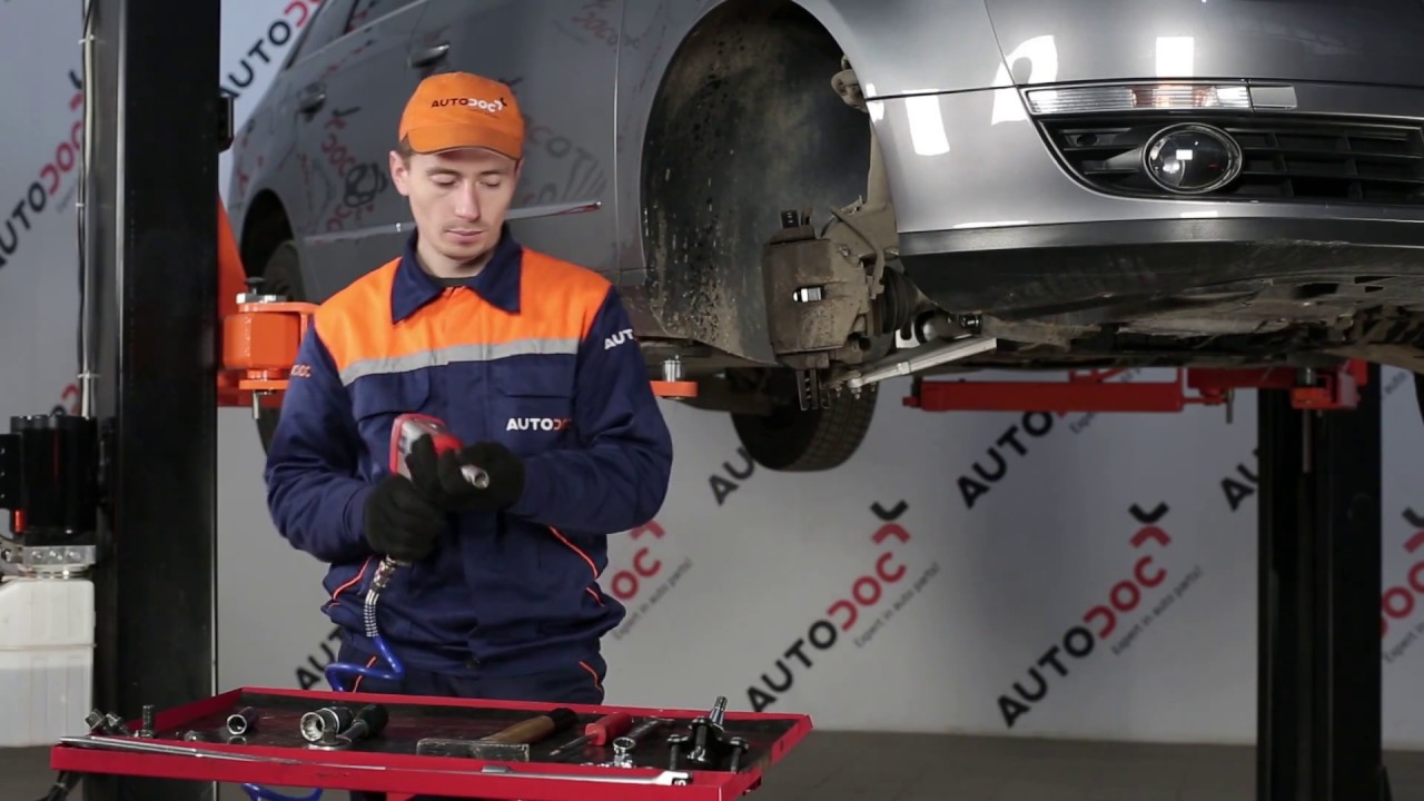 Så byter du främre kulled på VW PASSAT B6 [AUTODOC-LEKTION]