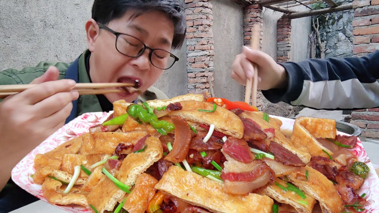 九九免费得腊肉，配着豆腐一锅炒腊肉咸鲜劲道豆腐鲜嫩，一家三口吃美了！【湘西九九美食】