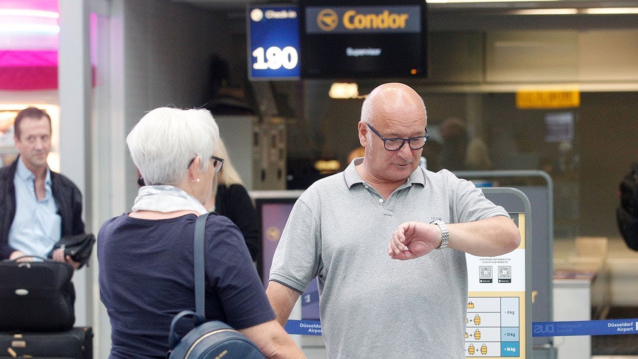 Manchester Airport passengers in despair as Thomas Cook collapses