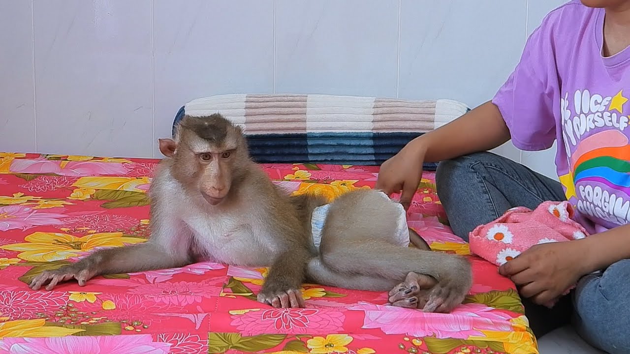 Adorable Kako Enjoying Body Massage After Bath