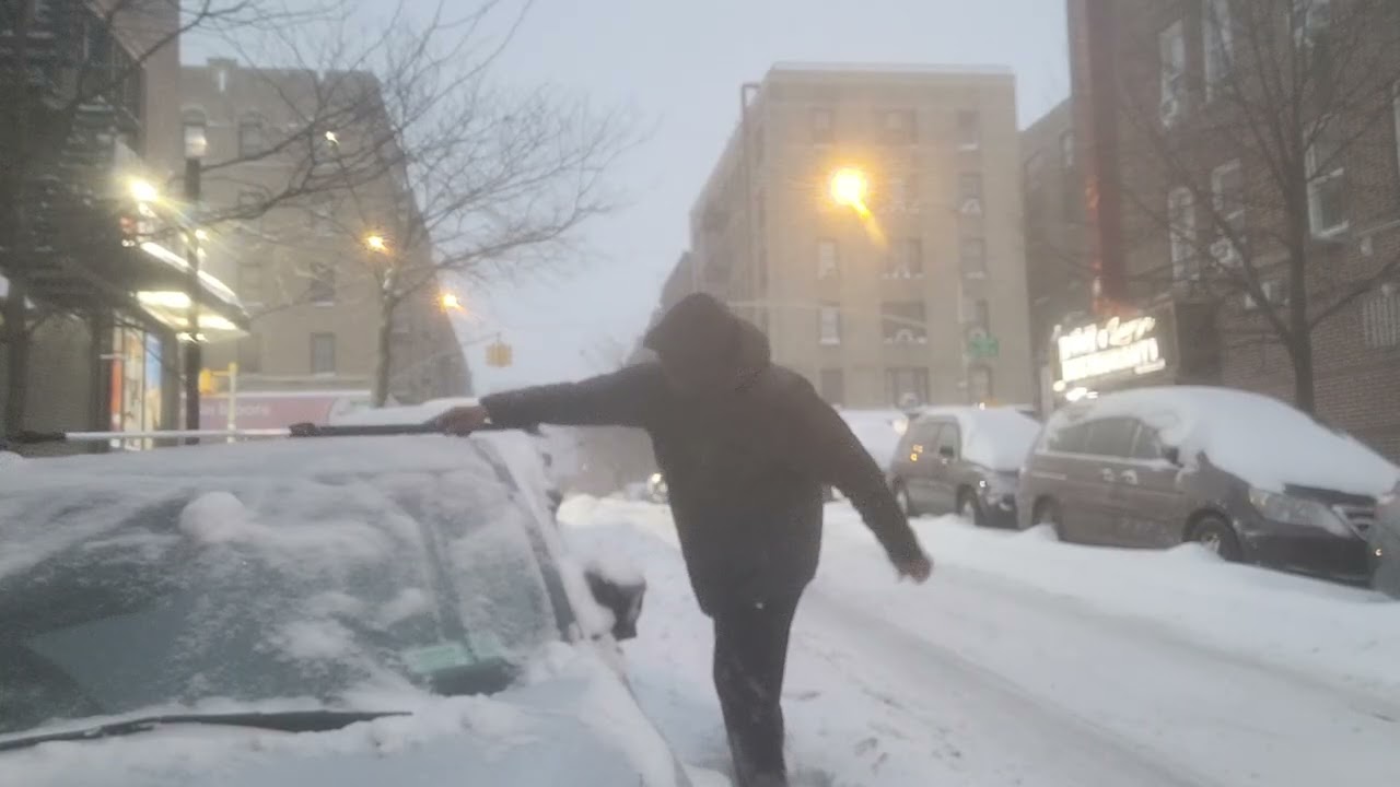 The Washington Heights Entrepreneur Selt Selt took the snow ❄️ of his car in 2026 snowstorm.