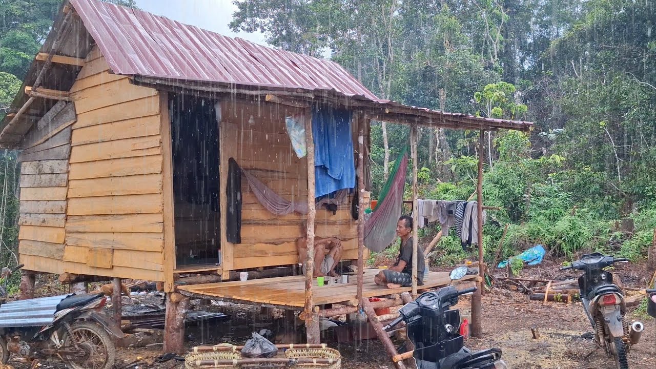 Bermalam di guyur hujan siang melanjutkan proses pembuatan gubuk shelter 