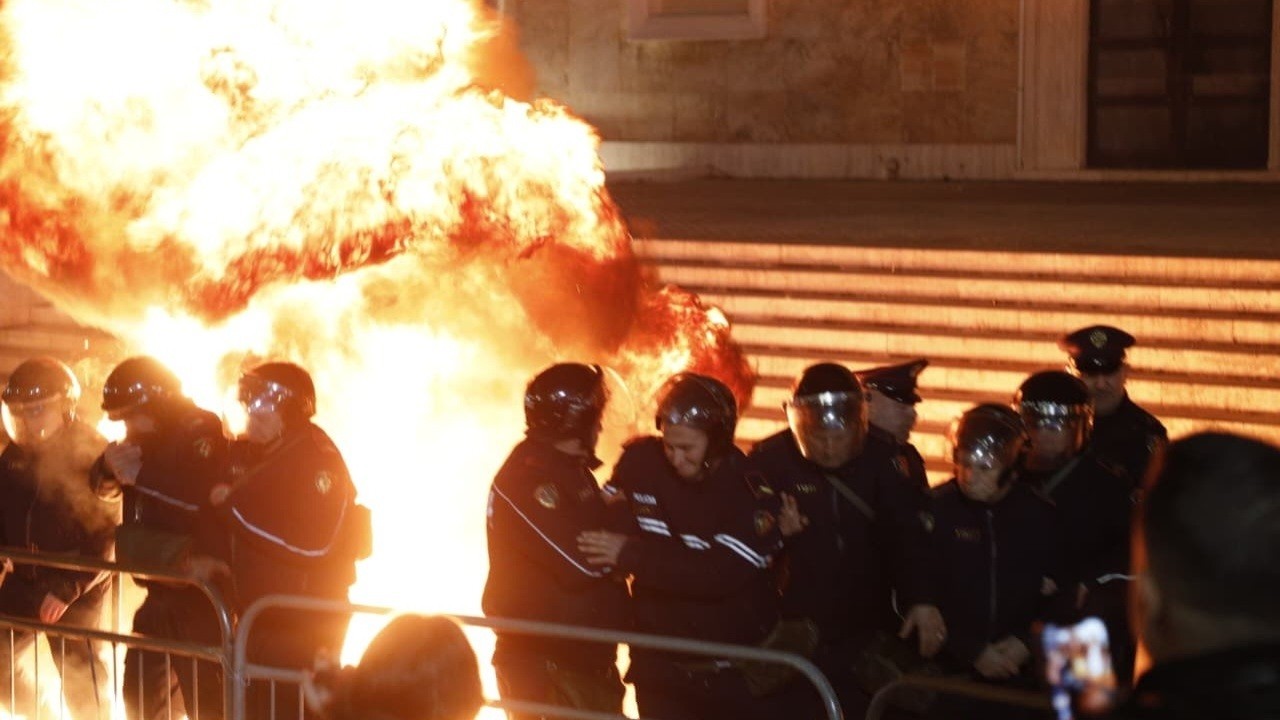 'Molotovi është dekorativ, nuk është dhunë'! Habit demokrati Kopliku