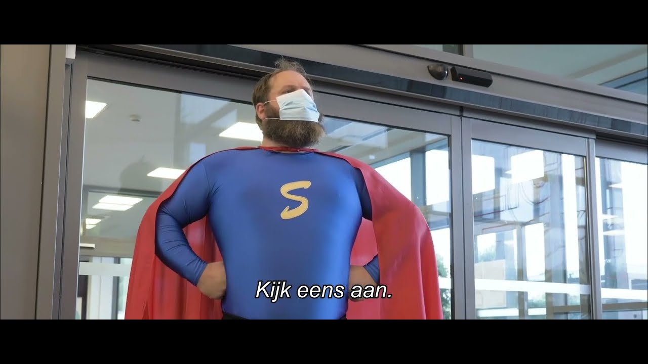 Vacaturevideo (JYZ 1/5) met Superjan, een klunzige superheld die tegen een raam knalt
