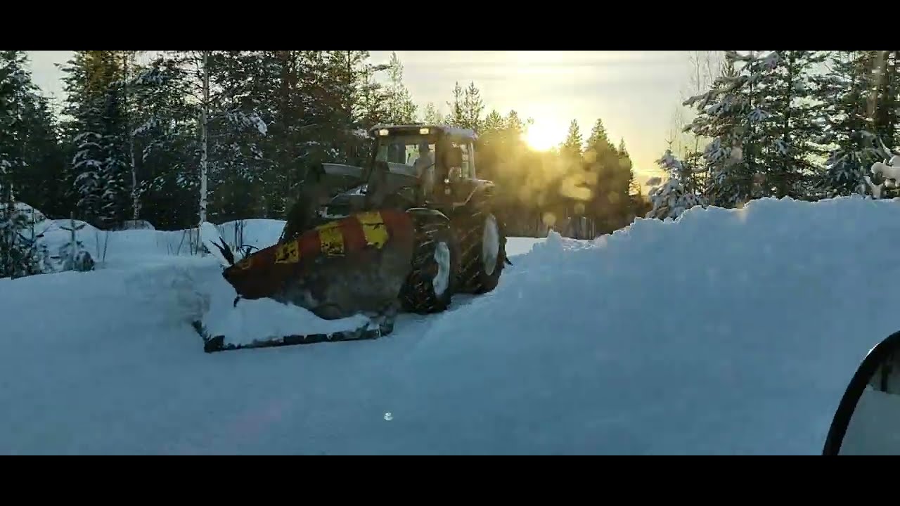 Snow Plowing - Valtra T151 - Aurausta Myräkän Jälkeen