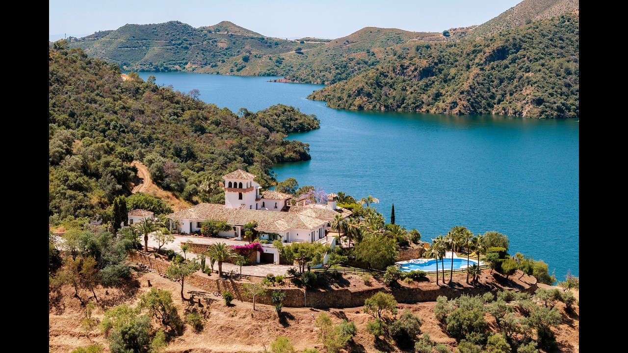 ELEGANT ANDALUSIAN STYLE VILLA IN ISTAN