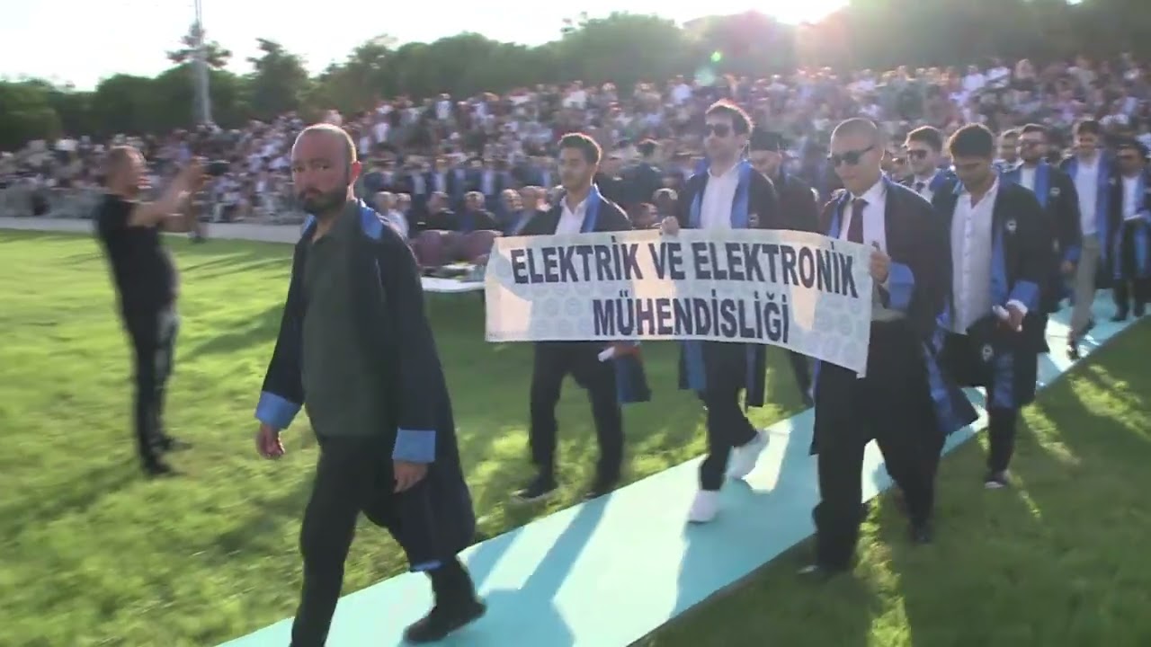 2024 Mezuniyet Töreni: Elektrik Elektronik Mühendisliği Bölümü Kortej Yürüyüşü