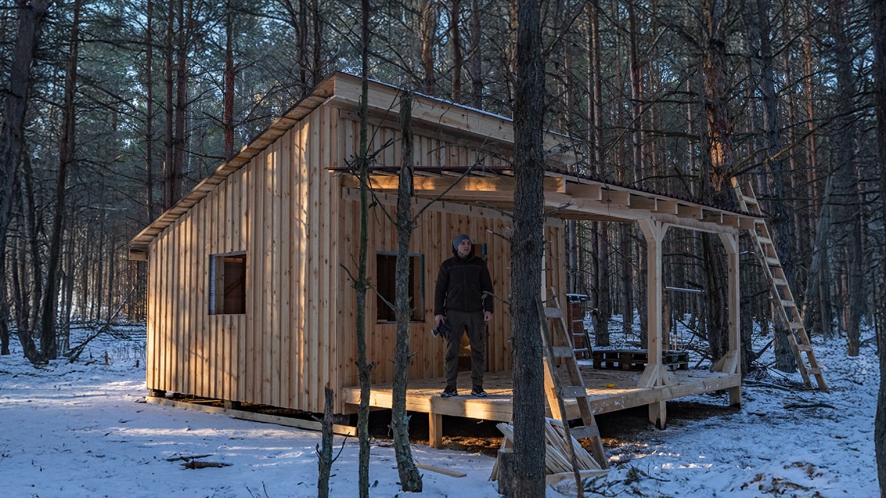 Building a large cabin with your own hands in the forest, I built a large terrace with my own hands