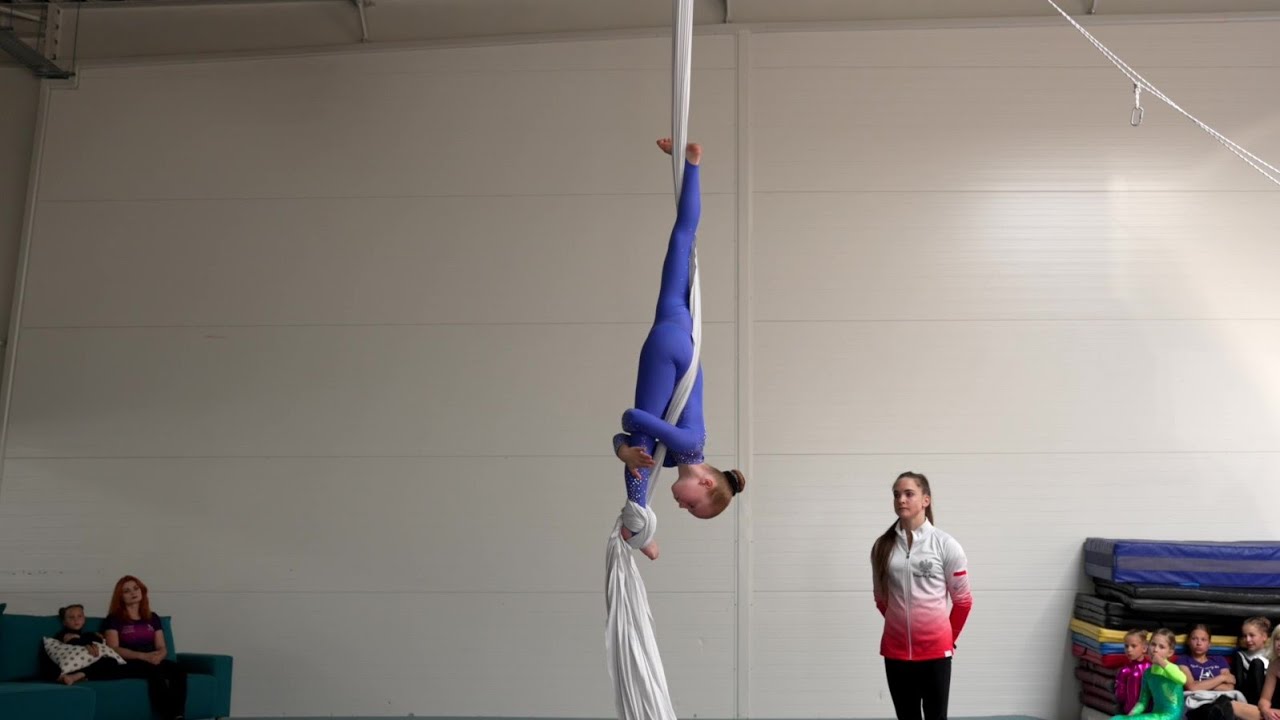 Aleksandra Nowrotek- Aerial Silk 6-9 lat amator (debiut)
