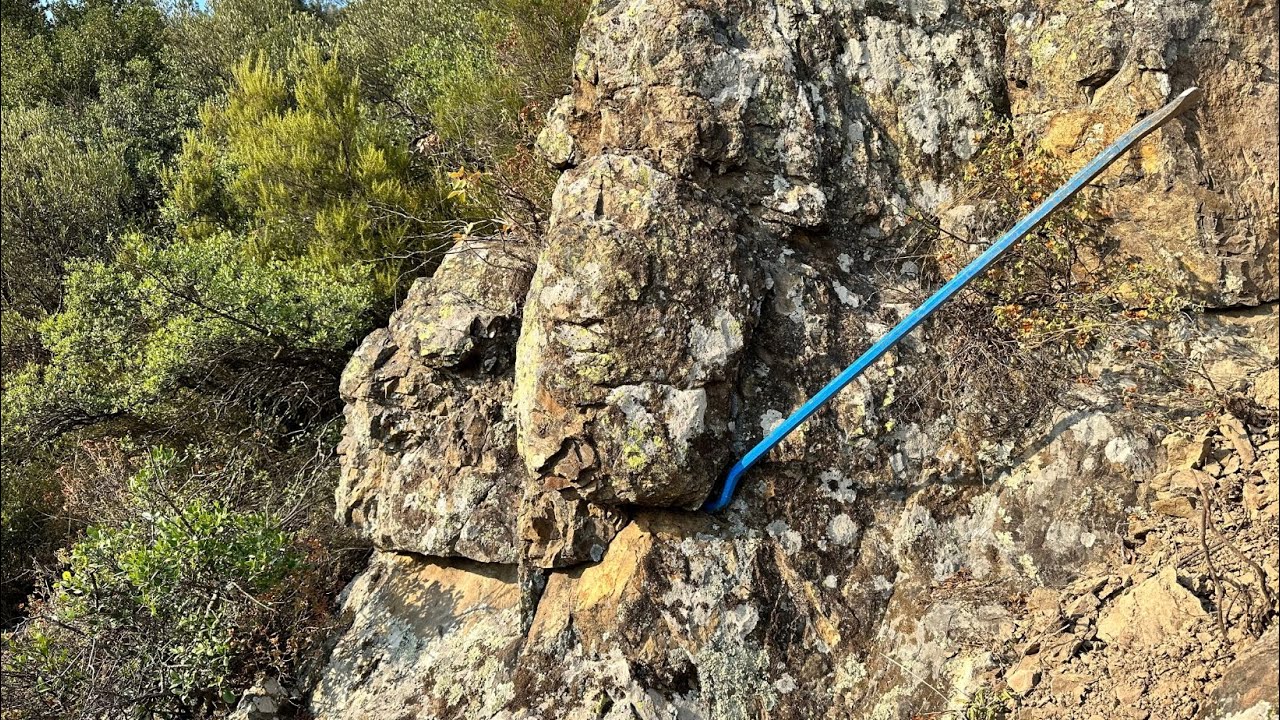 Очень ценная золотая шкатулка, спрятанная в каменном хранилище-ловушке....