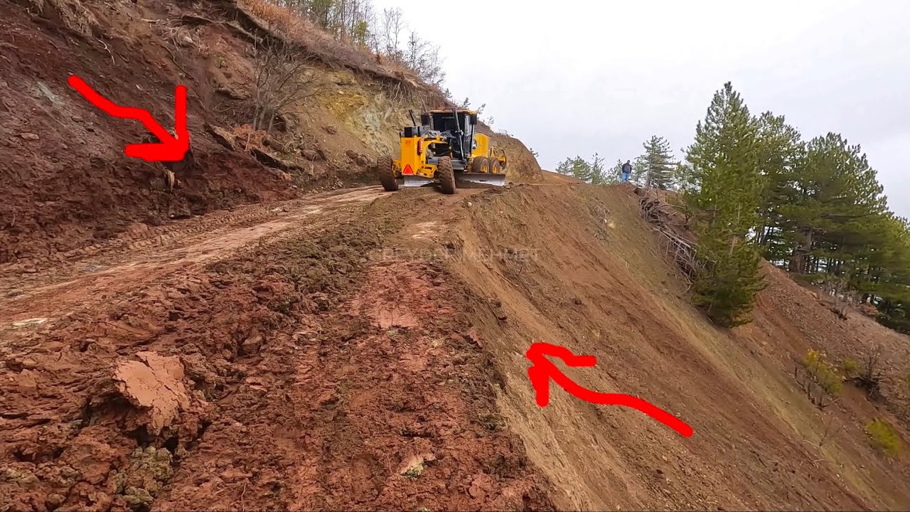 Огромный оползень!!: грейдер John Deere 670GP пытается проехать по грязной дороге #motorgrader