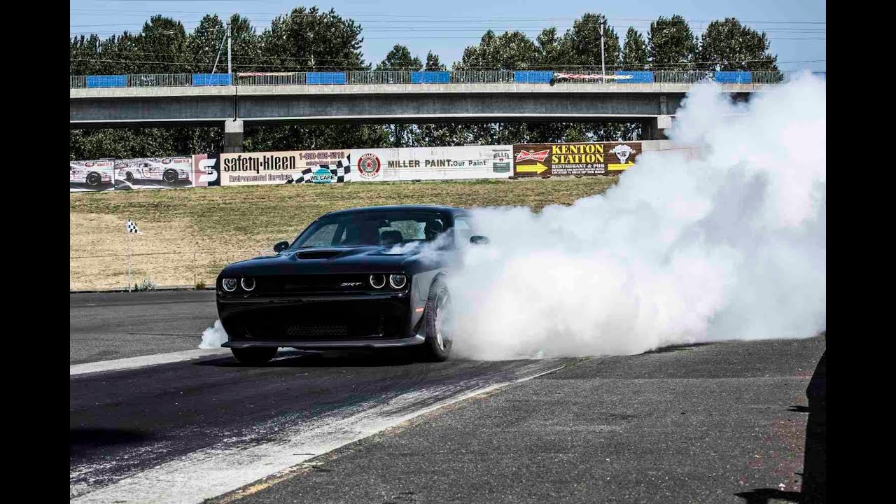 Hot Lap Dodge Challenger SRT Hellcat 2015