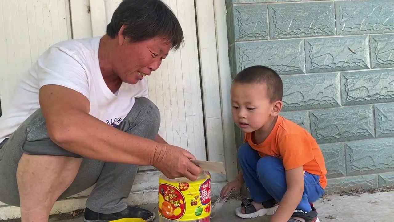 小凡凡翻出25年前旧物，老妈道出后半生遗憾，小红对其许下承诺 #我的乡村生活 #儿时记忆 #亲子互动 #亲子时光 #我的小小男子汉