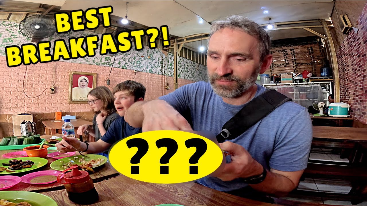 Is This Indonesia’s Best Breakfast? 🇮🇩 🍳 🥢 | Locals Only Spot!