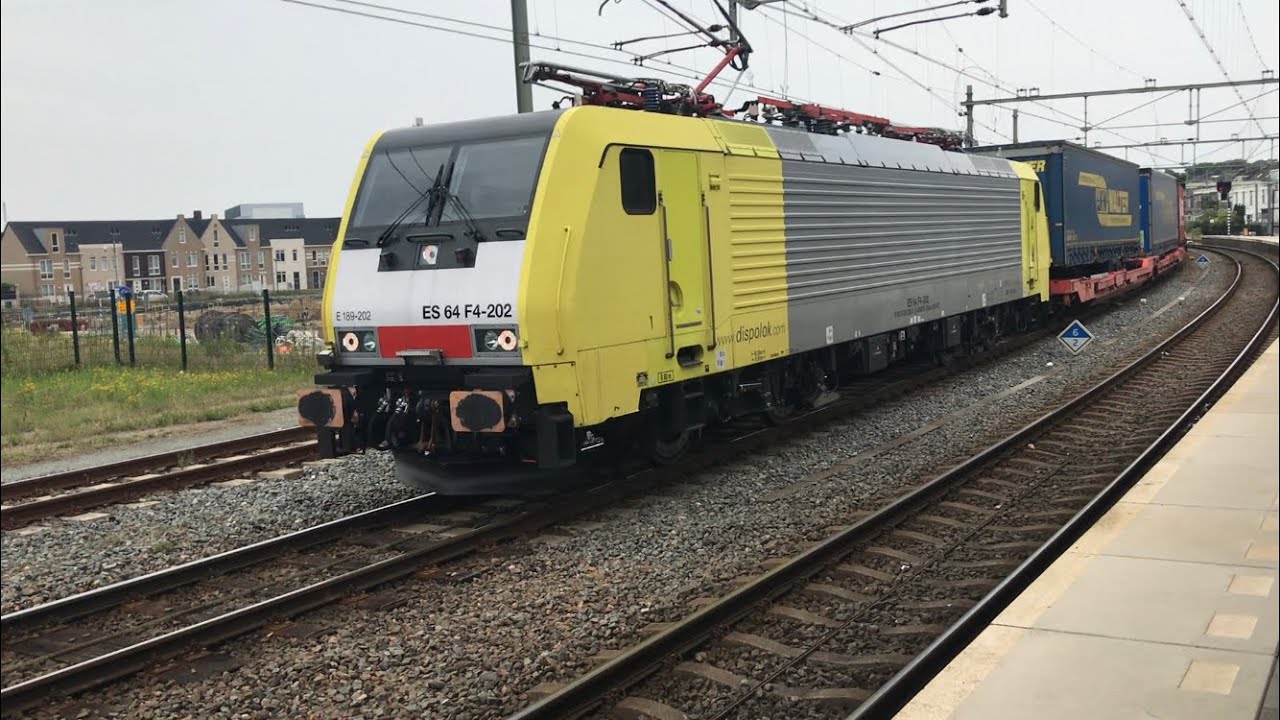 Br 189 komt met aanhanger trein door station Zutphen