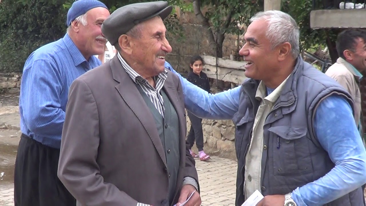 YAHYALI AVLAĞA MAHALLESİ MUHTARI PAZAR ÇELİKKANAT GENÇLERE HALI SAHA YAPILMASINI İSTİYORUZ