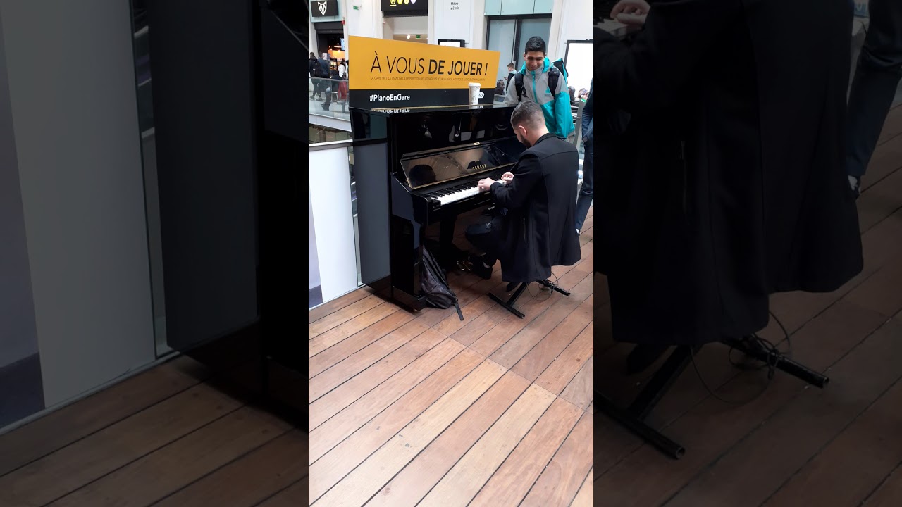 Un algérien kabyle qui joue au piano  à paris #dz