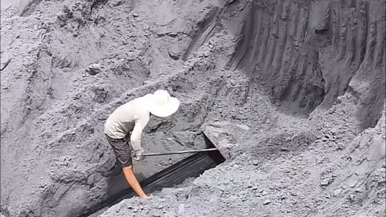 Barge unloading 5200 tons of coal slag with the help of excavator - Part 3