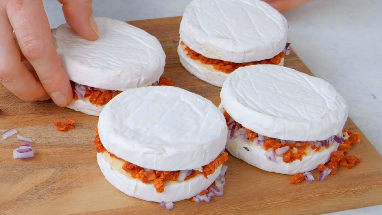 Ideia espetacular para rechear um pão de forma inteiro com 4 camemberts - Fácil e rápido!
