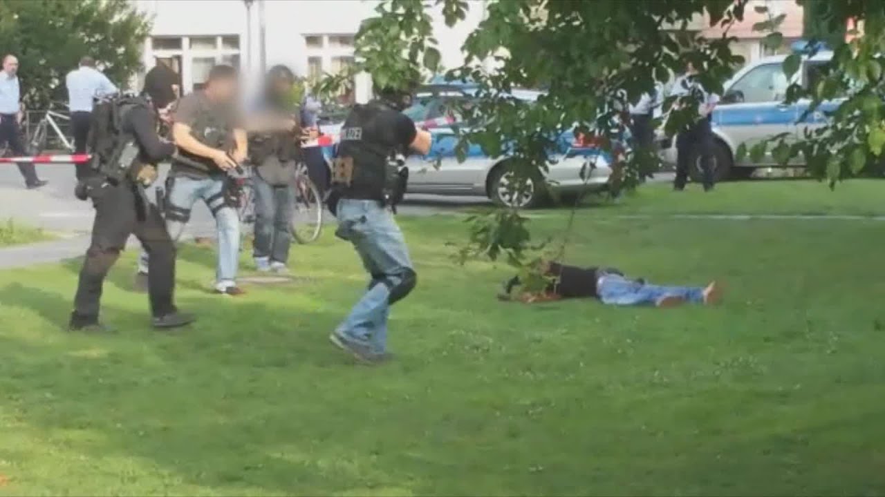SEK schießt Flüchtling nach Messerattacke nieder - Schwerverletzt in Bonn am 01.08.15 + O-Töne